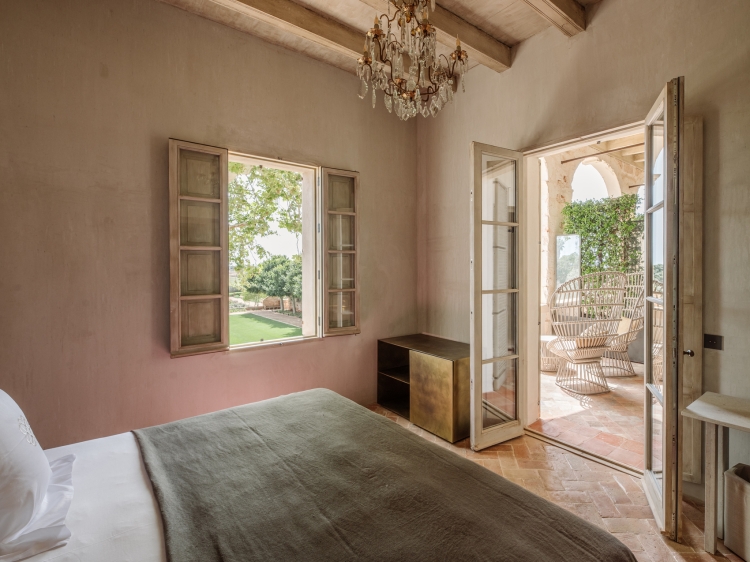 Suite mit Terrasse. Exklusives und luxuriöses Boutiquehotel Vestige Son Vell auf Menorca, Balearen. Urlaub im Mittelmeer. 