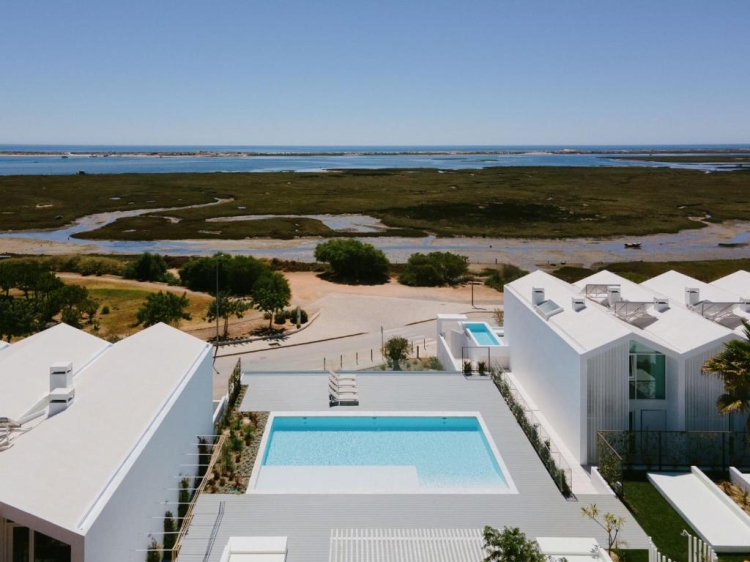 Blick von außen auf die Ria Formosa von Casas de Sal in Fuseta, Algarve, Portugal. Großes Luxushaus. Familienurlaub. Haus mit Schwimmbad.