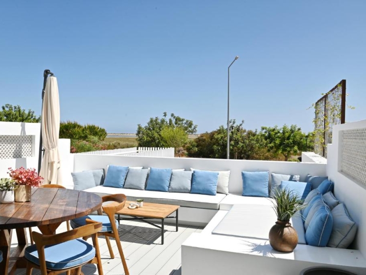 Balkon mit Sofa und Blick auf die Ria Formosa. Exklusiv und luxuriös. Salzhäuser in Fuseta, Algarve, Portugal. Ferien. Großes Haus mit Schwimmbad.