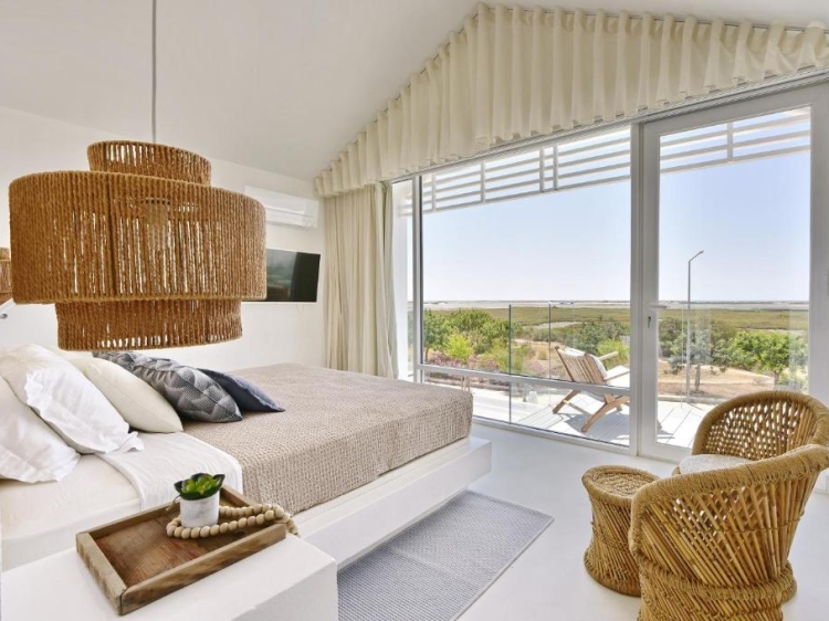 Gemütliche Suite mit Balkon und Blick auf die Natur in Casas de Sal in Fuseta, Algarve, Portugal. Familienurlaub. Großes Haus mit Schwimmbad. Ria Formosa.