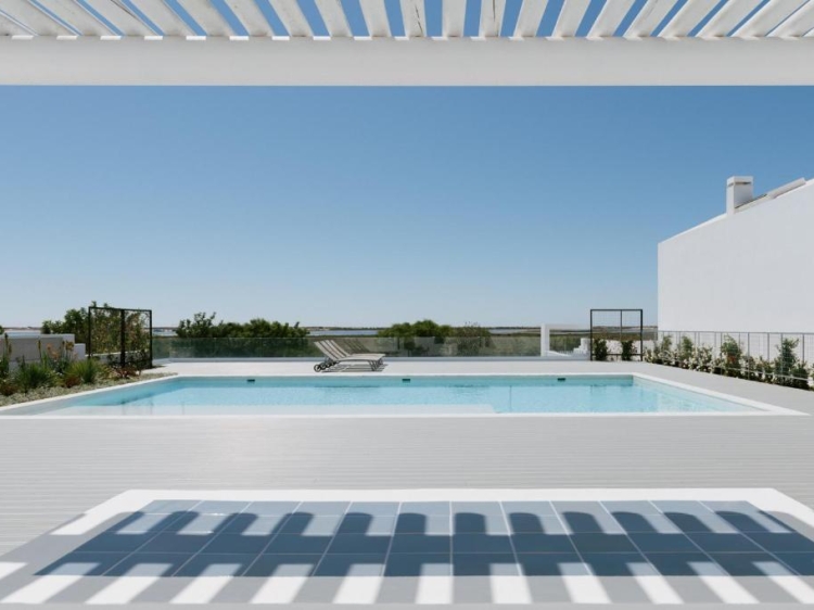 Außenschwimmbad mit Garten. Salzhäuser in Fuseta, Algarve, Portugal. Großes Luxus-Haus. Familienurlaub.