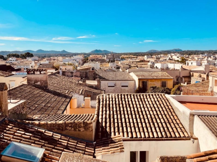 Blick auf Artà vom Hotelzimmer aus. Exklusives Hotel Casal d'Artà, Mallorca, Balearische Inseln. Urlaub an der Küste. Nur für Erwachsene. 