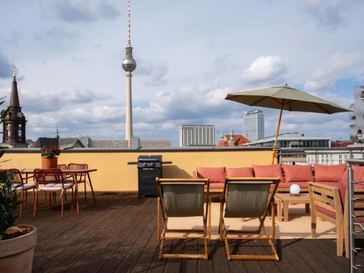 Dachterrasse mit Blick auf Berlin. Hotel The Charming by Curt Suites. Exklusive und zentrale Unterkunft.