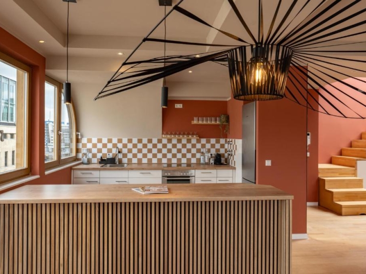 The Charming by Curt Suites. Penthouse. Dachgeschoss mit Terrasse. Küche im Zimmer. Zentrales und angenehmes Hotel in Berlin.