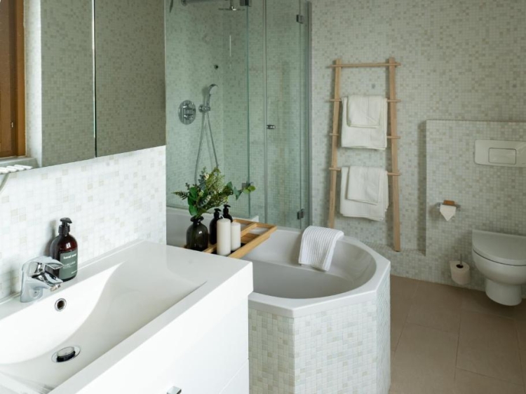 Schönes und elegantes Badezimmer im Hotel The Charming by Curt Suites. Exklusives und zentrales Hotel in Berlin.