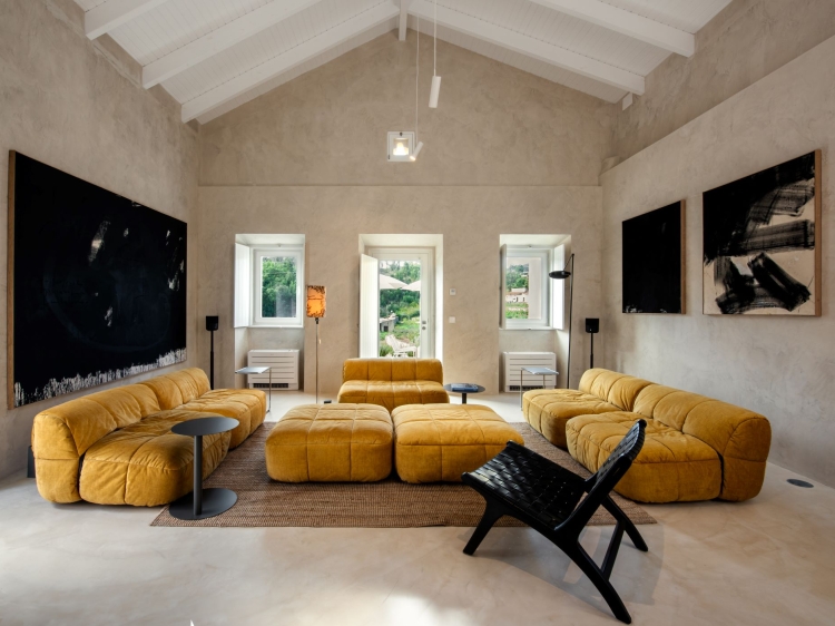The spacious living room with vintage sofa by Cieni Boeri from the 1960's