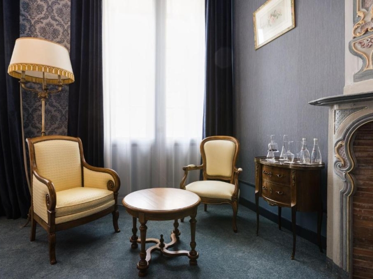 Exklusives Hotel Le Petit Manoir in Sarlat-la-Canéda in Frankreich. Außergewöhnliches und majestätisches Hotel mit Schwimmbad. Ruhig und angenehm. Romantischer Ausflug für ein Paar. 