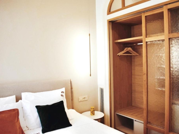 Kleiderschrank, Kleiderbügel, Glaspaneele, Schlafzimmer, Holzrahmen