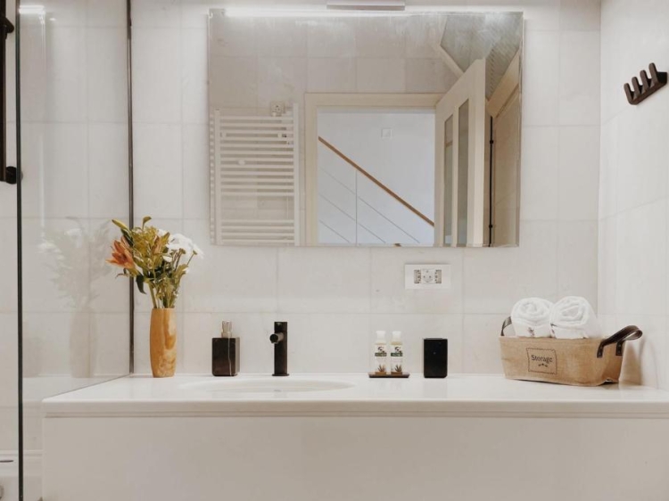 Badezimmer, Waschbecken, Spiegel, Handtücher, Blumen
