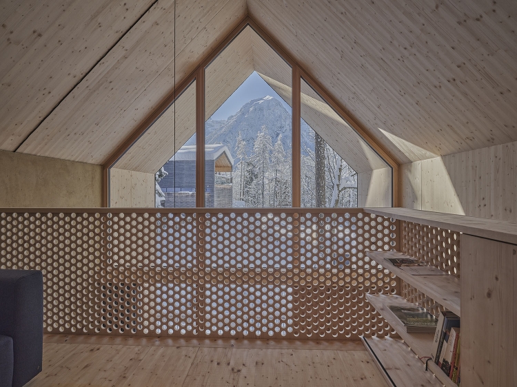 Ausblick TVGlaerie Obergeschos. Zwei Sommerchalets in den Waldchalets Brandnertal, Unterkünfte inmitten der Natur. Ländliche Chalets in Schedlerhof, Brand.