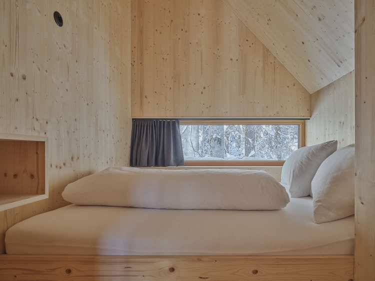Schlafzimmer mit Blick in den Wald, Zwei Sommerchalets in den Waldchalets Brandnertal, Unterkünfte inmitten der Natur. Ländliche Chalets in Schedlerhof, Brand.