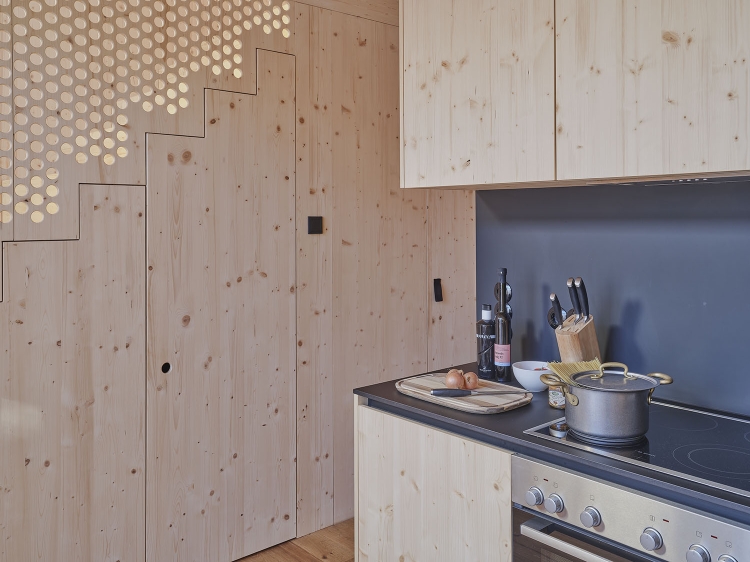 Küchendetail, Zwei Sommerchalets in den Waldchalets Brandnertal, Unterkünfte inmitten der Natur. Ländliche Chalets in Schedlerhof, Brand.