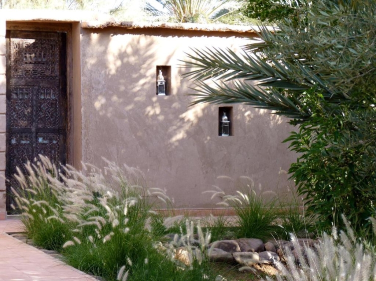 L’Ma Lodge ist ein wunderschöner, romantischer Riad-Gastbetrieb in der Palmengrove von Skoura. Umgeben von über 300 Palmen und weitläufigen Gärten, schafft es eine ungestörte, liebevolle Atmosphäre.
