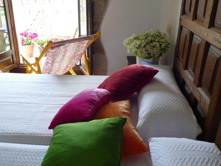  Casa La Rinconada in Azuelo Navarra bietet ein geräumiges Ferienhaus mit drei Schlafzimmern und zwei Bädern. Das Wohnzimmer ist mit einem Sofa und Parkettböden ausgestattet und bietet einen komfortablen Raum zum Entspannen.