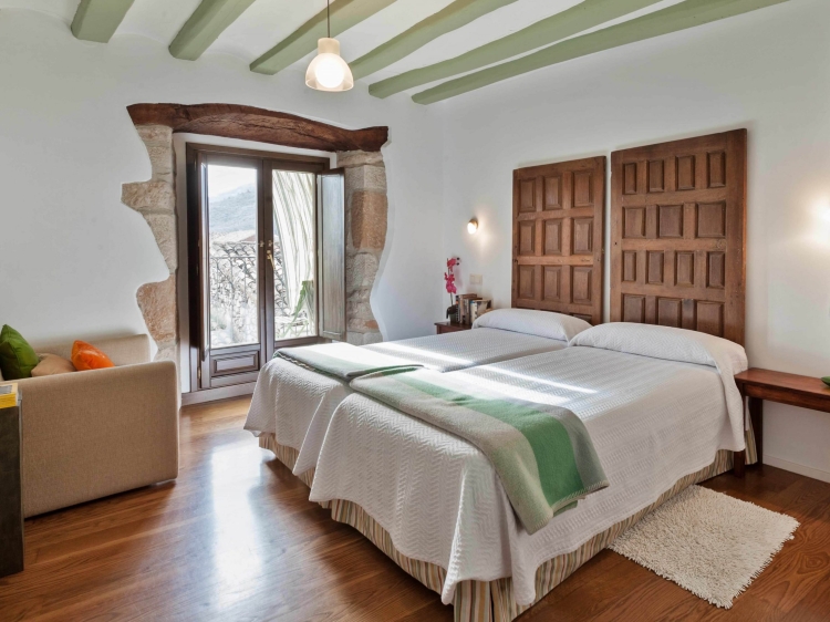  Casa La Rinconada in Azuelo Navarra bietet ein geräumiges Ferienhaus mit drei Schlafzimmern und zwei Bädern. Das Wohnzimmer ist mit einem Sofa und Parkettböden ausgestattet und bietet einen komfortablen Raum zum Entspannen.