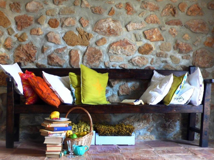  Casa La Rinconada in Azuelo Navarra bietet ein geräumiges Ferienhaus mit drei Schlafzimmern und zwei Bädern. Das Wohnzimmer ist mit einem Sofa und Parkettböden ausgestattet und bietet einen komfortablen Raum zum Entspannen.