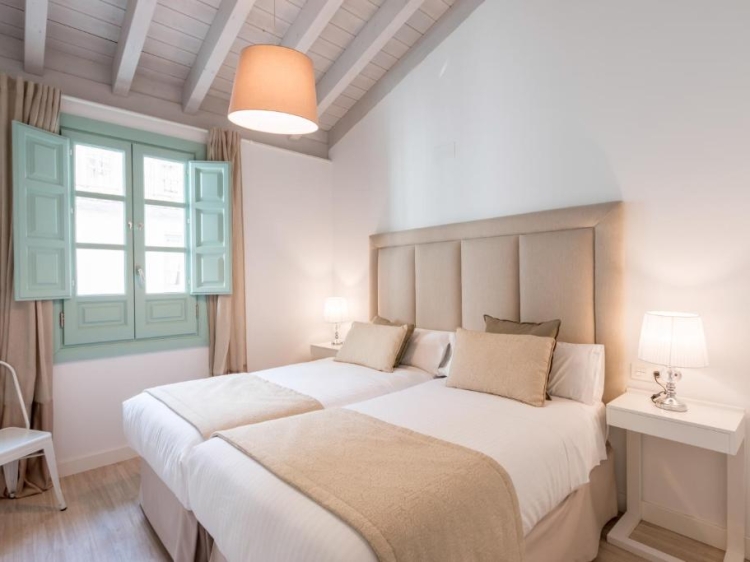 Ein liebevoll restaurierter Palast aus dem 19. Jahrhundert im Herzen von Granada mit stilvollen Boutique-Apartments zur Selbstverpflegung – ideal für Familien oder einen romantischen Aufenthalt.