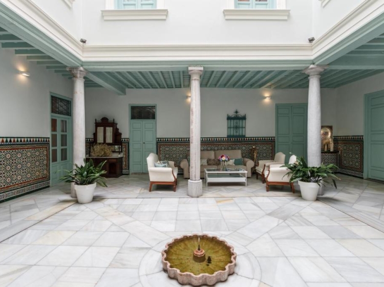 Ein liebevoll restaurierter Palast aus dem 19. Jahrhundert im Herzen von Granada mit stilvollen Boutique-Apartments zur Selbstverpflegung – ideal für Familien oder einen romantischen Aufenthalt.