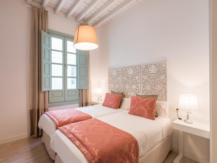 Ein liebevoll restaurierter Palast aus dem 19. Jahrhundert im Herzen von Granada mit stilvollen Boutique-Apartments zur Selbstverpflegung – ideal für Familien oder einen romantischen Aufenthalt.