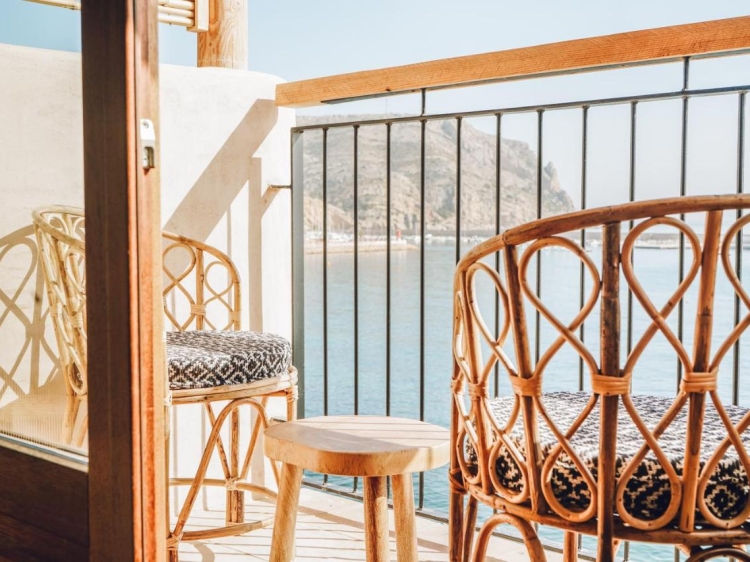 Balkon mit Meerblick, Rattan-Möbel, mediterranes Farbkonzept, naturbelassene Holzakzente Nomad Hotel - Xábia Port in Xàbia