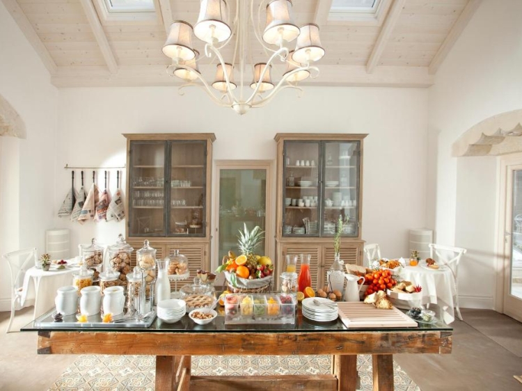 B&B Mantatelur Frühstücks-Buffet, Frisch angerichtetes Frühstück, gemütlicher Morgenbrunch, lebendige gesunde Mahlzeit, ästhetisch angerichtetes, vollwertiges Essen