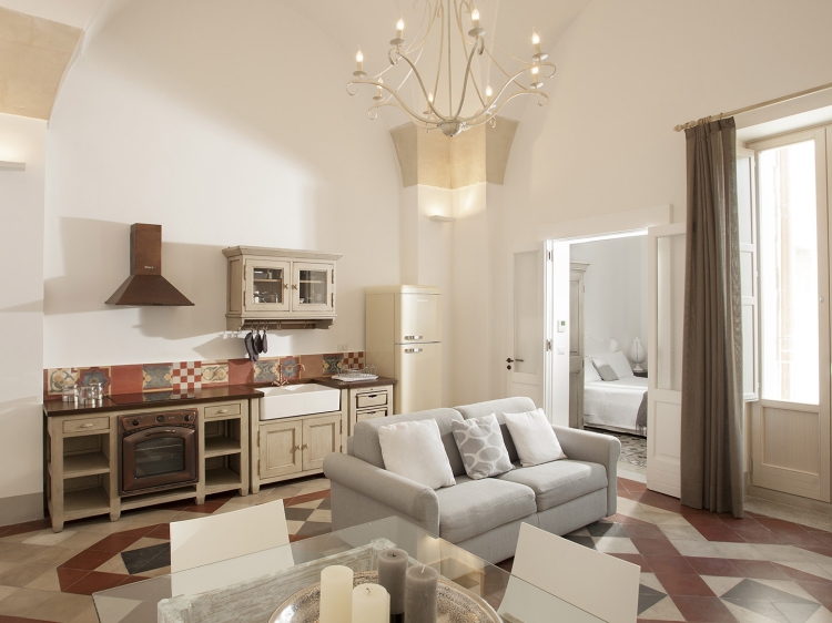 B&B Mantatelur Gewölbedecken, Natursteinboden, helle Farbpalette, stilvolle Beleuchtung, Designer-Möbel, Wohn- und Kochbereich