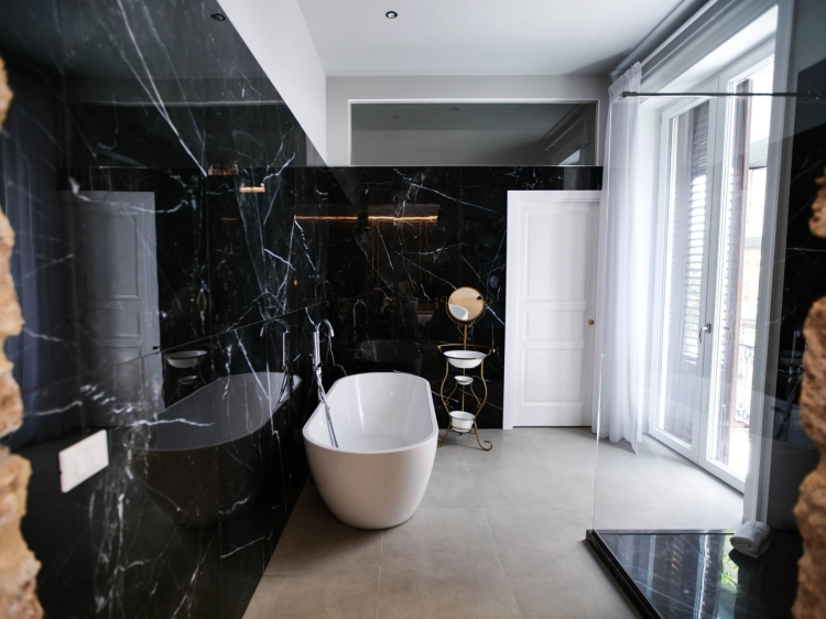 Badezimmer mit Badewanne im Family Affair B&B