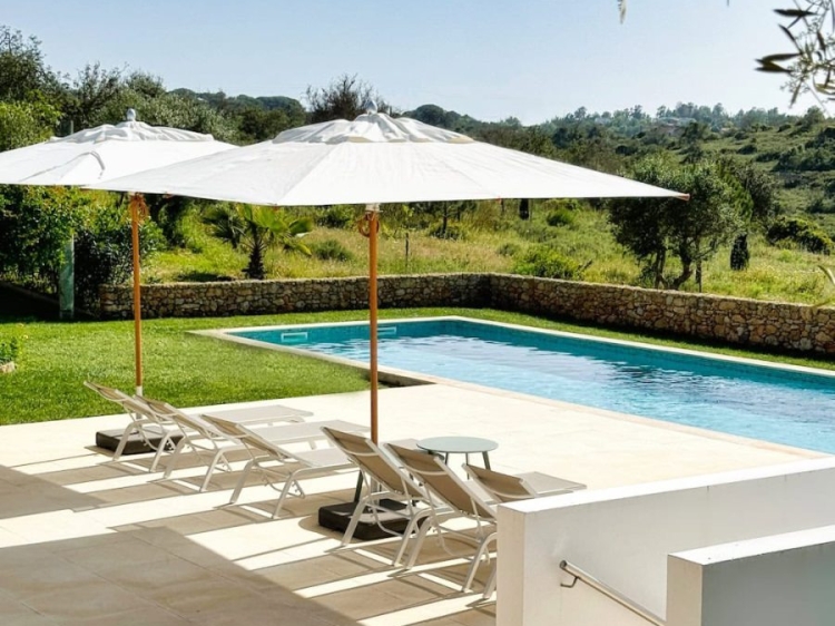 Authentisches Refugium an der Algarve auf einem privaten Anwesen, komplett zu vermietendes Haus mit Gemeinschaftspool und zwei Schlafzimmern in Ferragudo an der Algarve