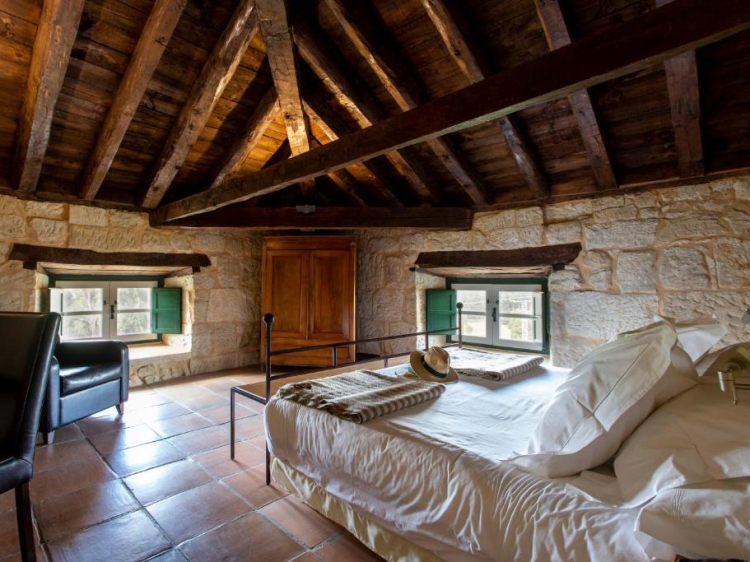 Schlafzimmer im Dachgeschoss, Holzdecke, Steinwände, Rustikaler Stil, Gemütliches Bett