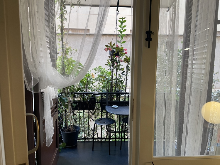 Boutique-Apartment in einem Jugendstilpalast in Palermo. Mit originalen Bodenfliesen, privatem Patio und durchdachtem Design liegt es im eleganten Stadtteil Libertà, nur 15 Gehminuten vom historischen Zentrum entfernt – ein diskreter, urbaner Rückzugsort.