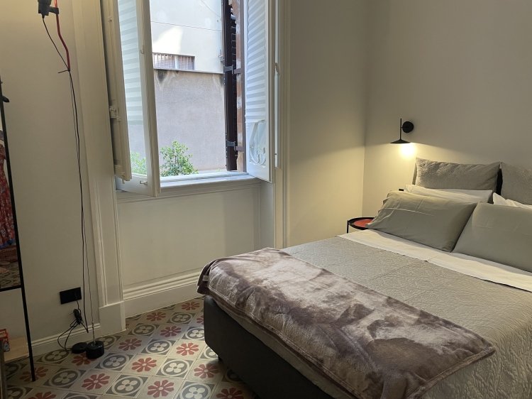 Boutique-Apartment in einem Jugendstilpalast in Palermo. Mit originalen Bodenfliesen, privatem Patio und durchdachtem Design liegt es im eleganten Stadtteil Libertà, nur 15 Gehminuten vom historischen Zentrum entfernt – ein diskreter, urbaner Rückzugsort.