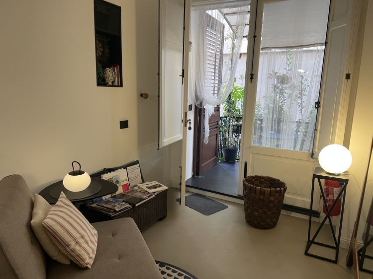 Boutique-Apartment in einem Jugendstilpalast in Palermo. Mit originalen Bodenfliesen, privatem Patio und durchdachtem Design liegt es im eleganten Stadtteil Libertà, nur 15 Gehminuten vom historischen Zentrum entfernt – ein diskreter, urbaner Rückzugsort.