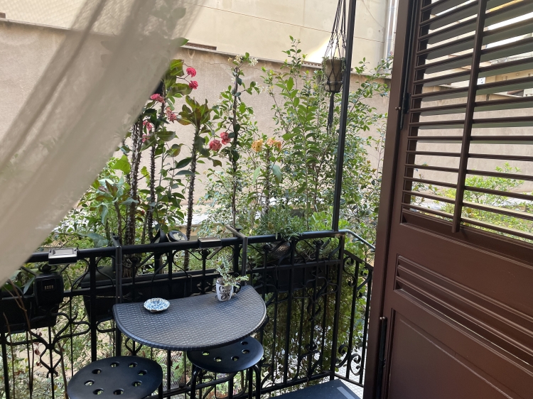 Boutique-Apartment in einem Jugendstilpalast in Palermo. Mit originalen Bodenfliesen, privatem Patio und durchdachtem Design liegt es im eleganten Stadtteil Libertà, nur 15 Gehminuten vom historischen Zentrum entfernt – ein diskreter, urbaner Rückzugsort.