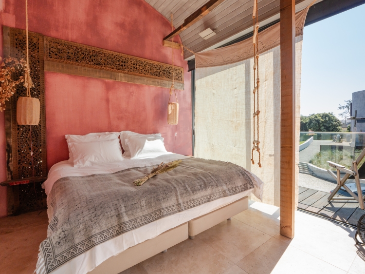 Schlafzimmer charmantes Pink House Santa Cruz Secretplaces in Portugal