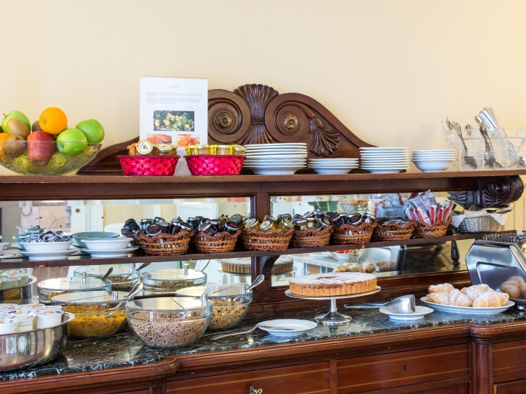 Breakfast-Buffet
