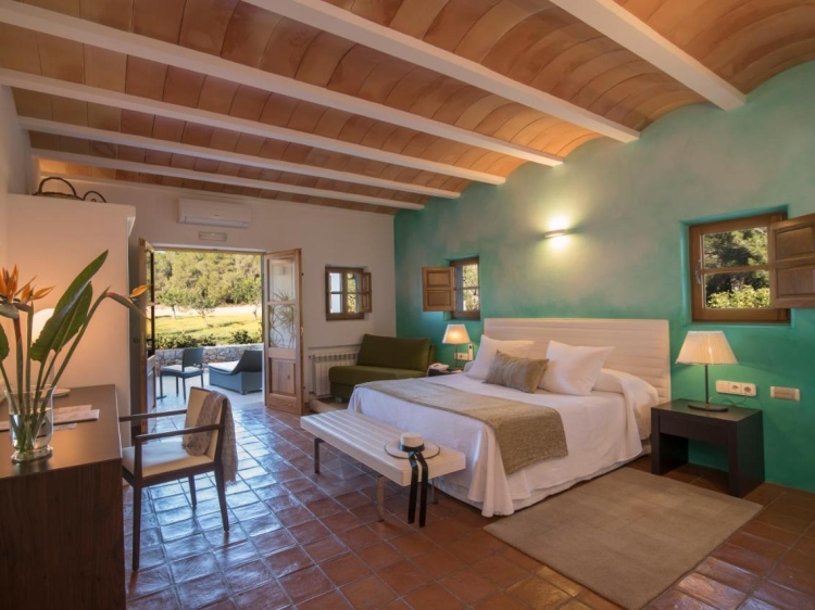 Can Curreu ist ein kleines, charmantes Hotel mit Spa und Swimmingpool in Santa Eulalia, Ibiza. 