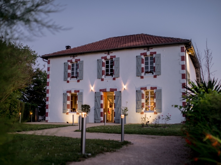 Hotel Lodge La Petite Couronne Außenansicht unseres Restaurants Auberge du Laurier auf der gegenüberliegenden Straßenseite.