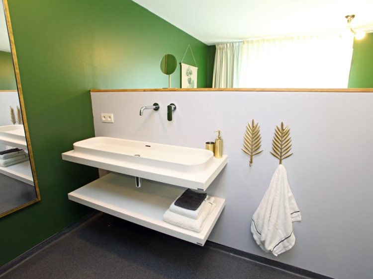 Badezimmer mit großer begehbarer Dusche