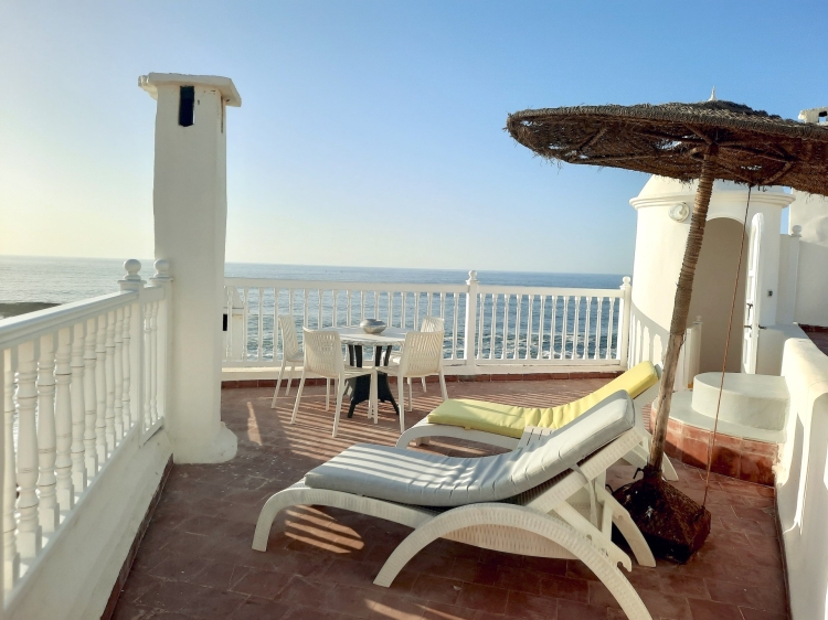 Atemberaubender Blick von der Terrasse des Appartement Nr.1 von Jack’s Apartements. Die Dachterrasse lädt zum Verweilen ein und ist ausgestattet mit einem Esstisch und Stühlen, sowie Sonnenliegen und einem Sonnenschirm.