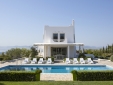 Wohnen im / Verweilen in der Villa Elena Loutraki Griechenland boutique hotel  besonders luxuriös aussergewöhnlich trendig schick cool klein
