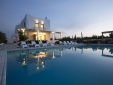 Wohnen im / Verweilen in der Villa Elena Loutraki Griechenland boutique hotel  besonders luxuriös aussergewöhnlich trendig schick cool klein