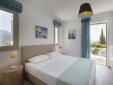 Wohnen im / Verweilen in der Villa Elena Loutraki Griechenland boutique hotel  besonders luxuriös aussergewöhnlich trendig schick cool klein