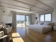 Wohnen im / Verweilen in der Villa Elena Loutraki Griechenland boutique hotel  besonders luxuriös aussergewöhnlich trendig schick cool klein